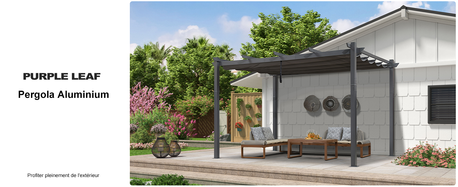 Pergola extérieure avec cadre en aluminium attachée à une maison blanche. Elle est dotée d'un toit plat, de poteaux de soutien et d'une banquette.