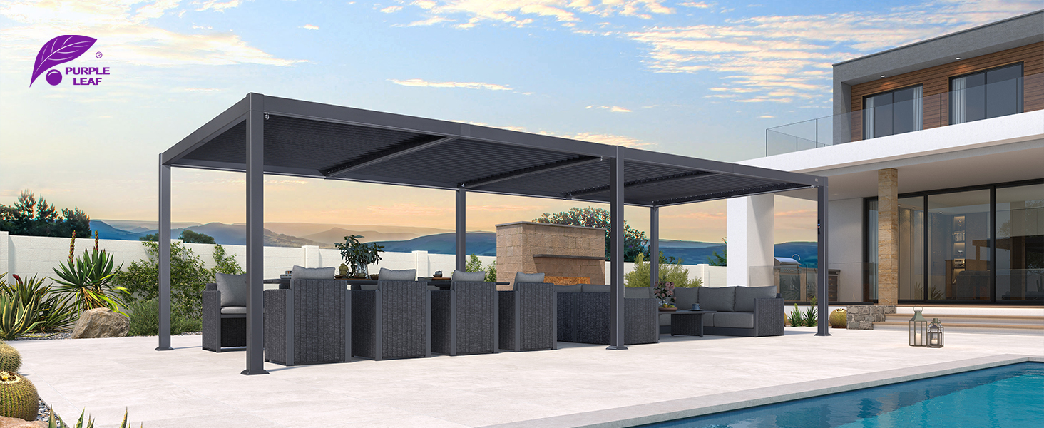 Pergola extérieure moderne avec structure à ossature sombre recouvrant les meubles de patio, positionnée à côté d'une piscine avec une maison contemporaine en arrière-plan.