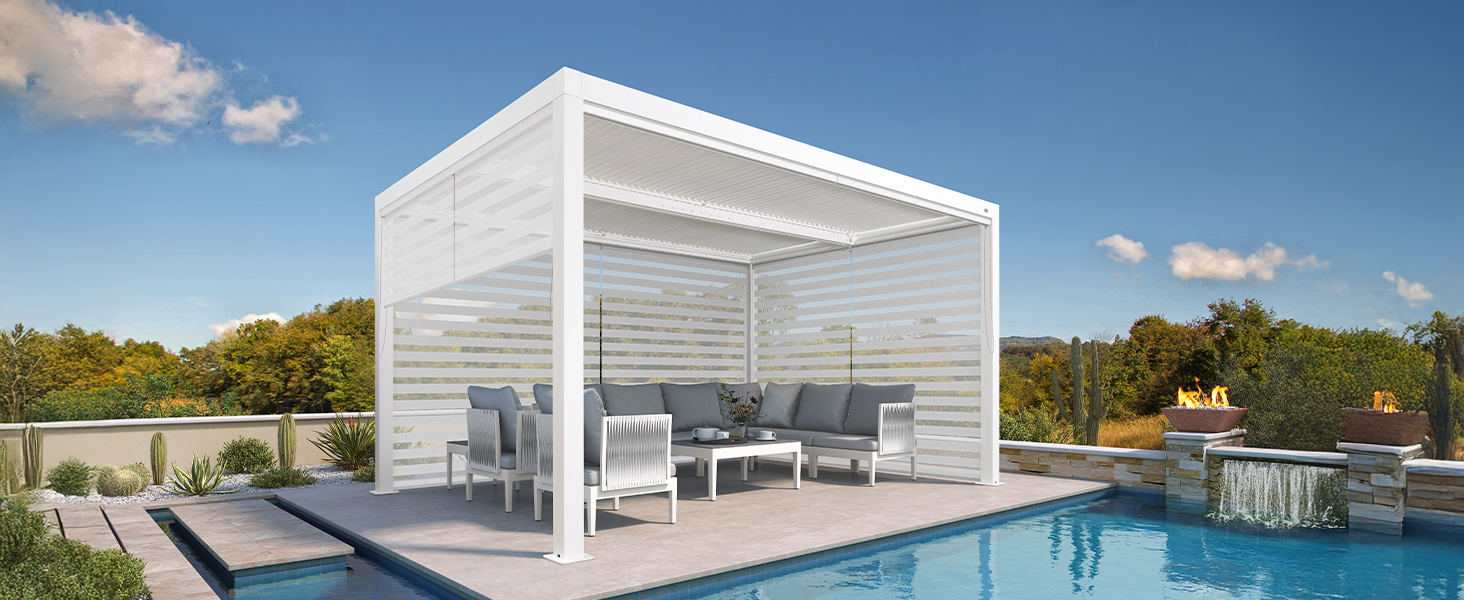 Structure architecturale blanche moderne avec des espaces de vie extérieurs, avec une piscine et un mobilier contemporain dans un cadre paysager naturel.
