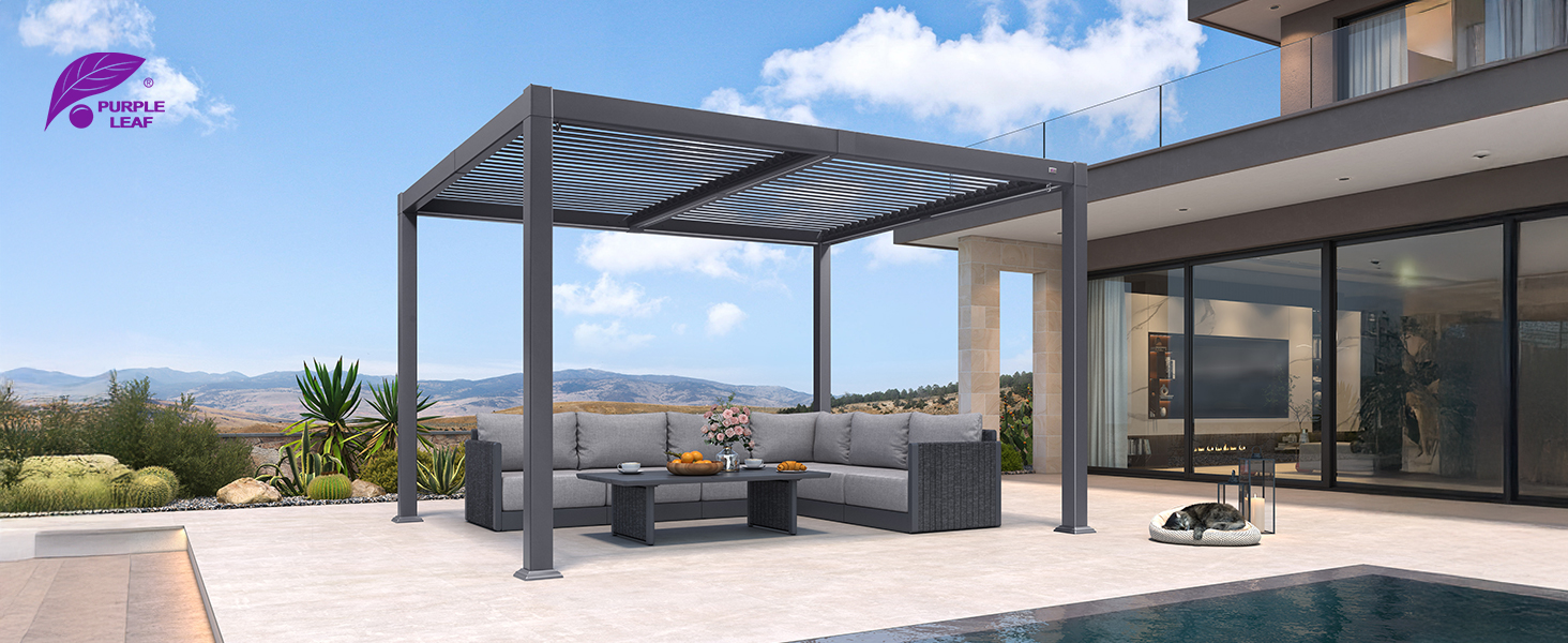 Pergola extérieure moderne avec toit à persiennes ajustable, installée sur un patio avec coin salon et vue sur le paysage environnant