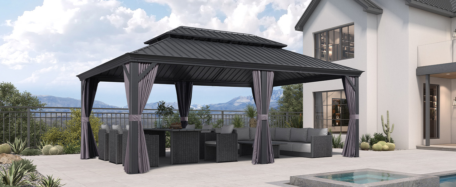 Patio extérieur moderne avec structure de pergola grise attachée à la maison blanche, entouré d'aménagements paysagers et offrant une vue sur la montagne.