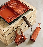 un rouleau à peinture et un rouleau à peinture sur une boîte en bois