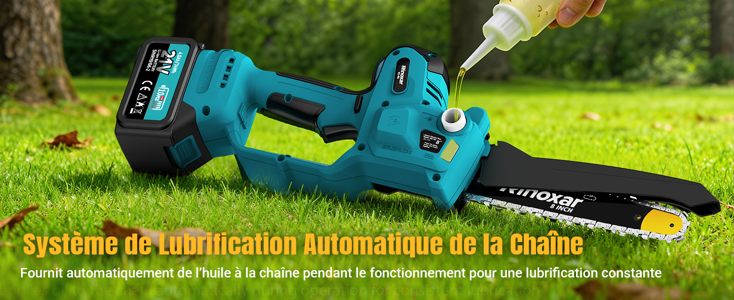 Le texte se lit comme suit : « Système de lubrification automatique de la Chaîne » et « Fournit automatiquement de l'huile à la chaîne pendant la fonctionnement pour que la lubrification s'améliore ». Système de lubrification de chaîne motorisé bleu sur gazon avec des composants jaunes et noirs visibles.