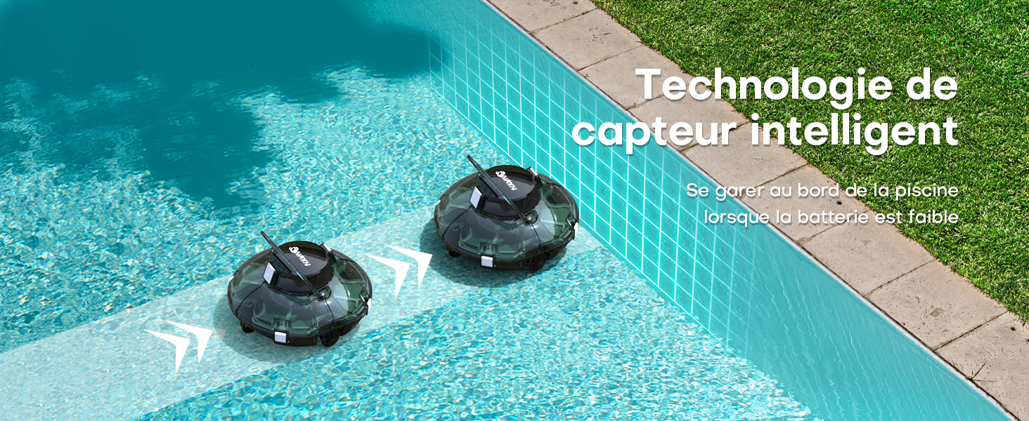 Deux appareils de nettoyage de piscine circulaires noirs flottant dans l'eau turquoise de la piscine près du bord carrelé. Le texte indique la fonctionnalité de la technologie des capteurs intelligents.