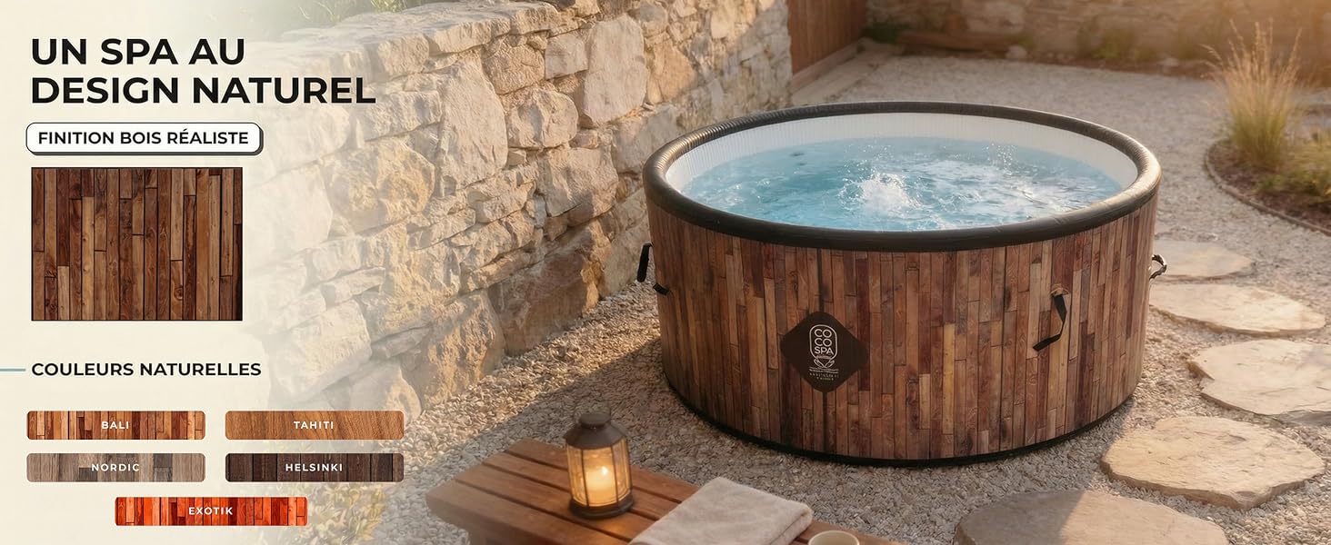 Le texte indique « UN SPA AU DESIGN NATUREL » (Un spa au design naturel). Bain à remous ou bassin de spa en bois avec plan d'eau dans un cadre naturel extérieur avec murs en pierre et éclairage d'ambiance.