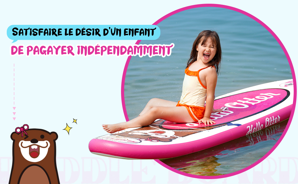 la petite fille est assise sur une planche de surf