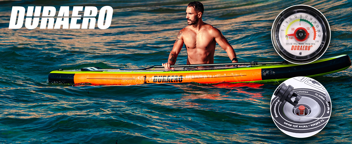 Homme pagayant sur une planche de surf colorée dans l'océan. Deux images de produits circulaires superposent la scène, montrant des articles de la marque karaca-alisveris