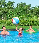Des gens jouent dans une piscine avec un ballon de plage coloré, entouré d'arbres verts. Eau bleue claire et scène récréative active.