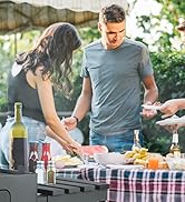 amis faisant un barbecue dans le jardin