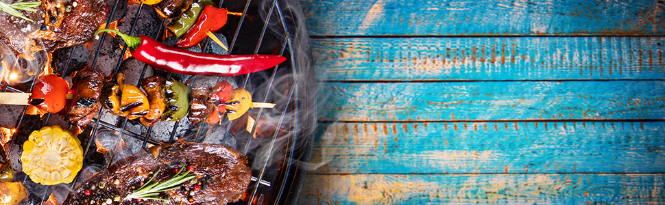 Viande entrain de cuire sur un barbecue au charbon de bois