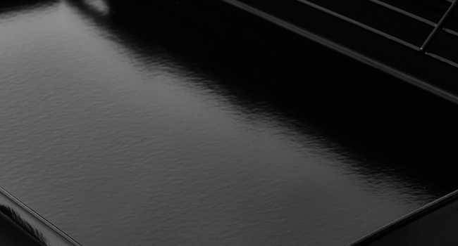 Gros plan d'une texture de surface réfléchissante noire.