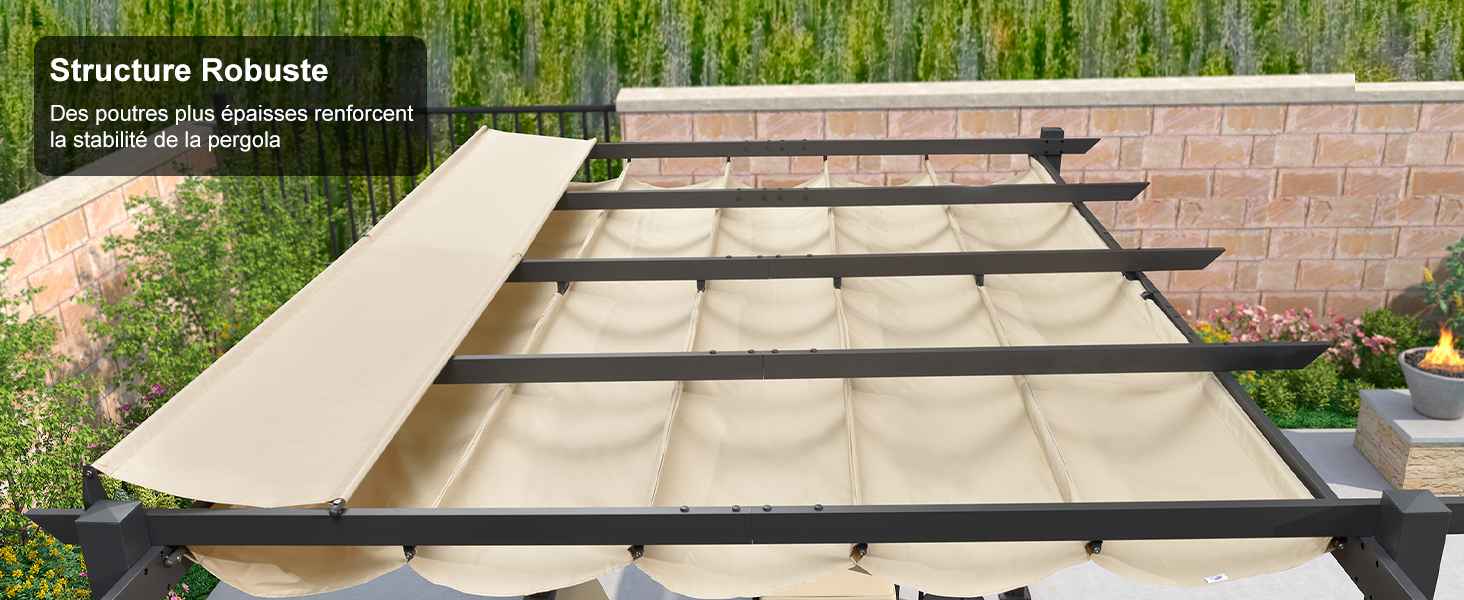 une couverture de terrasse en métal avec un cadre en métal.