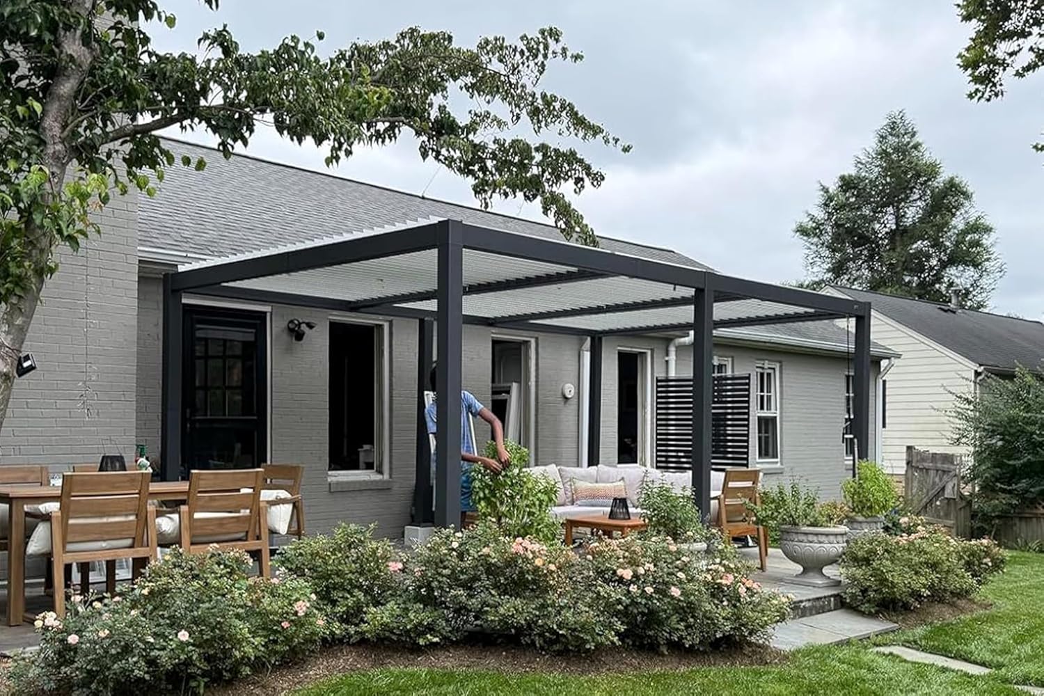 karaca-alisveris - pergola bioclimatique - 6,35x3,5m - aluminium gris, poteaux blancs, lames orientables