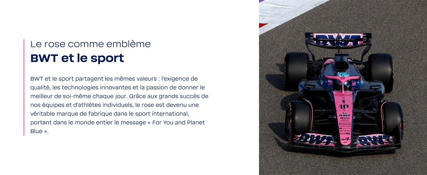 avec livrée rose et noire, arborant la marque BWT bien visible. La voiture est montrée depuis un angle avant élevé sur la surface de la piste.