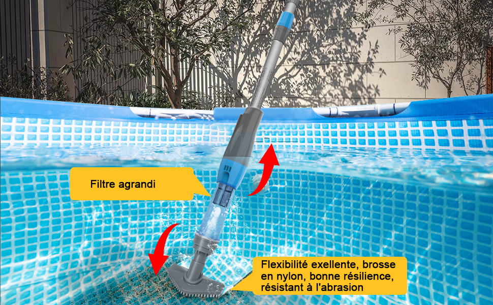 avec manche extensible immergé dans une piscine gonflable bleue. L'appareil est doté d'un filtre agrandi et d'une tête de brosse en nylon flexible pour un nettoyage résilient et résistant à l'abrasion