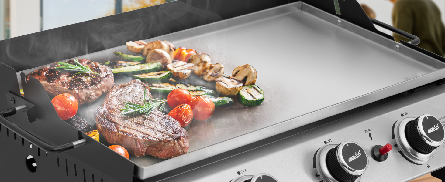 Grande plaque de cuisson plate en métal montrant de la viande et des légumes en cours de cuisson, avec boutons de commande visibles sur le bord avant