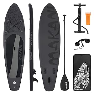 en noir avec un design complexe. Comprend une planche, une pagaie, une pompe, une laisse et un sac de transport. La planche est dotée d'une surface antidérapante et d'un aileron