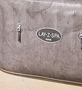 Le texte « karaca-alisveris » sur une surface texturée grise semble porter la marque de l'équipement du spa ou de la piscine.