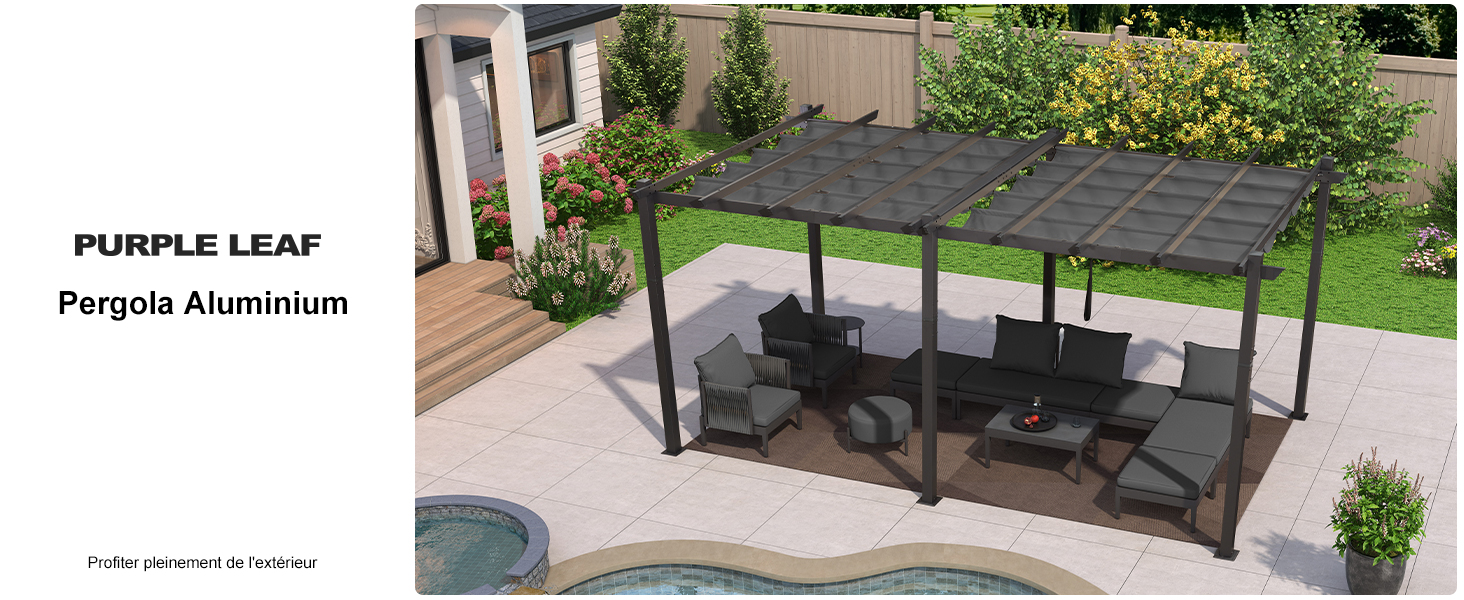 avec panneaux de toit de couleur foncée. Montré dans un décor de jardin avec des meubles de patio en dessous. Arbres et aménagement paysager visibles autour de la structure.