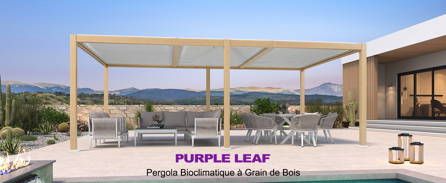 avec panneaux de toit rétractables, située sur un patio surplombant un paysage montagneux. Meubles et jardinières blancs visibles sous la structure