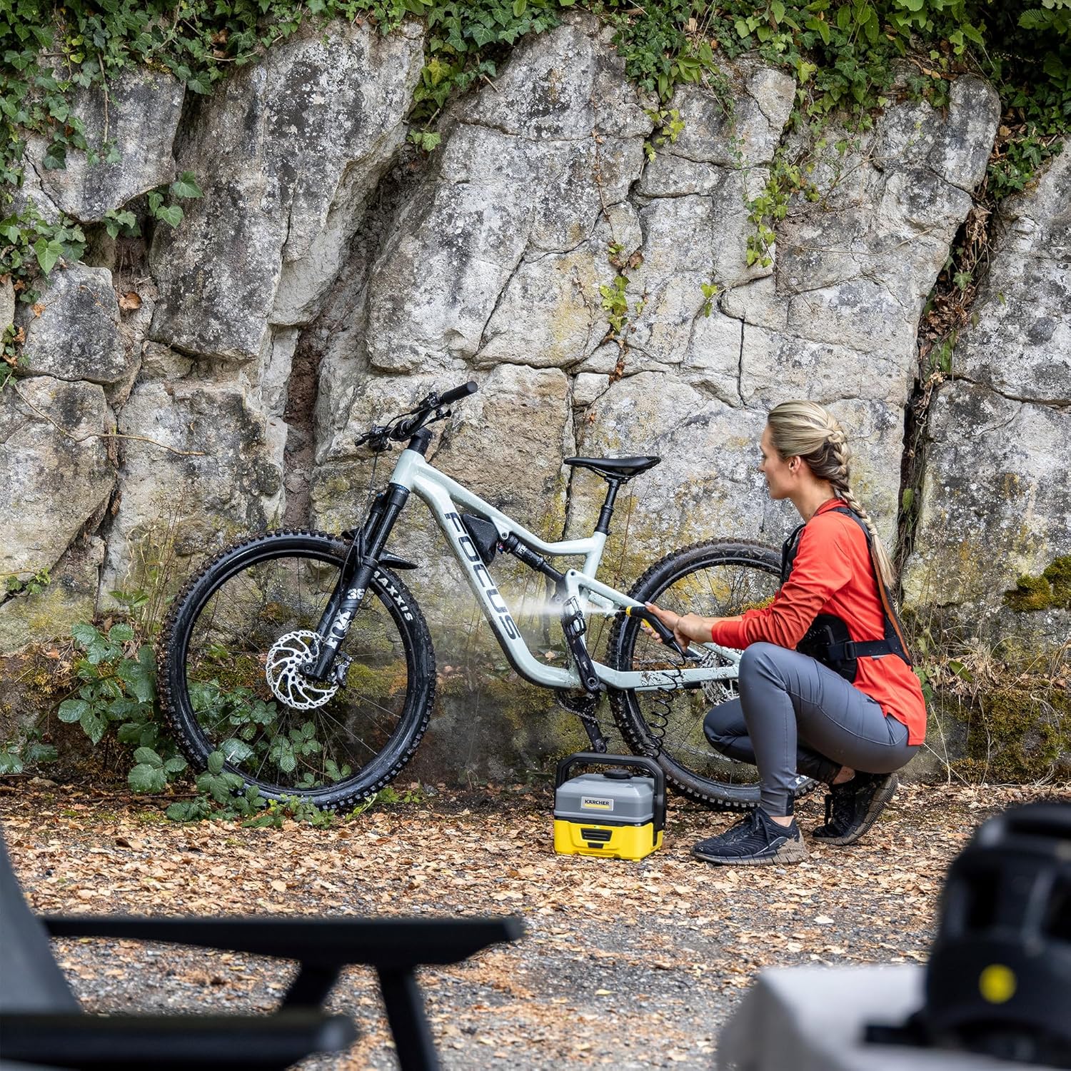 karaca-alisveris Nettoyeur à Pression Mobile OC 3 + Kit Vélo, Débit : 2 L/h, Réservoir d'eau : 4 L, Tuyau : 2,8 m, Buse à Jet Plat, Brosse Universelle, Nettoyant, Bonnette Microfibres, Boîte de Rangement