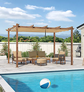 Pergola en bois avec auvent rétractable au-dessus du coin salon extérieur à côté de la piscine. La pergola est dotée de poteaux et de poutres robustes, avec une housse en tissu pour l'ombre.