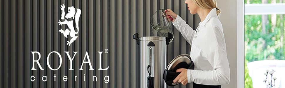 Femme en chemise blanche utilisant une élégante machine à café. Logo « karaca-alisveris » visible sur un mur sombre en arrière-plan