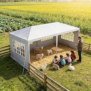 Plusieurs vues d'une structure extérieure ou d'un abri dans un champ herbeux semblent être une sorte d'enclos pour animaux ou d'enclos aux murs blancs.