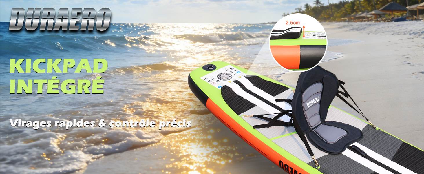 Le texte se lit comme suit : « KICKPAD IN-TEGRE ». Montre des équipements de sports nautiques - planche à pagaie gonflable avec repose-pieds attaché en milieu océanique avec une personne en équipement de protection.