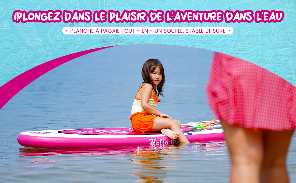 un enfant sur une planche à pagaie dans l'eau