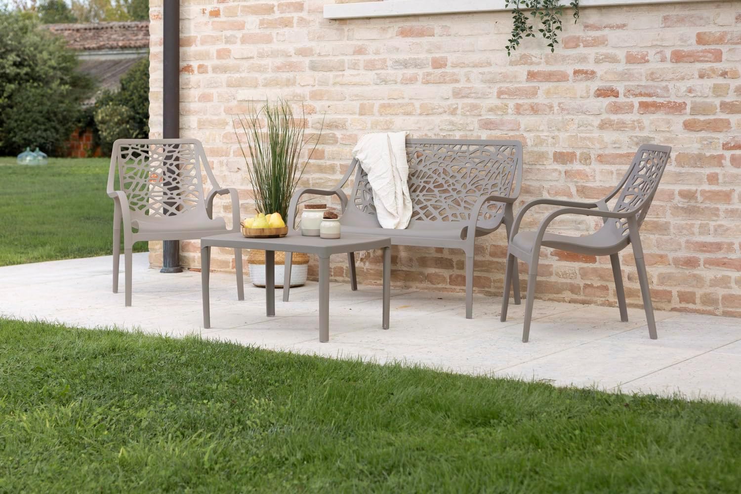 Salon de jardin - Maratea - 4 places - Polypropylène, empilable, imperméable, design moderne, Taupe