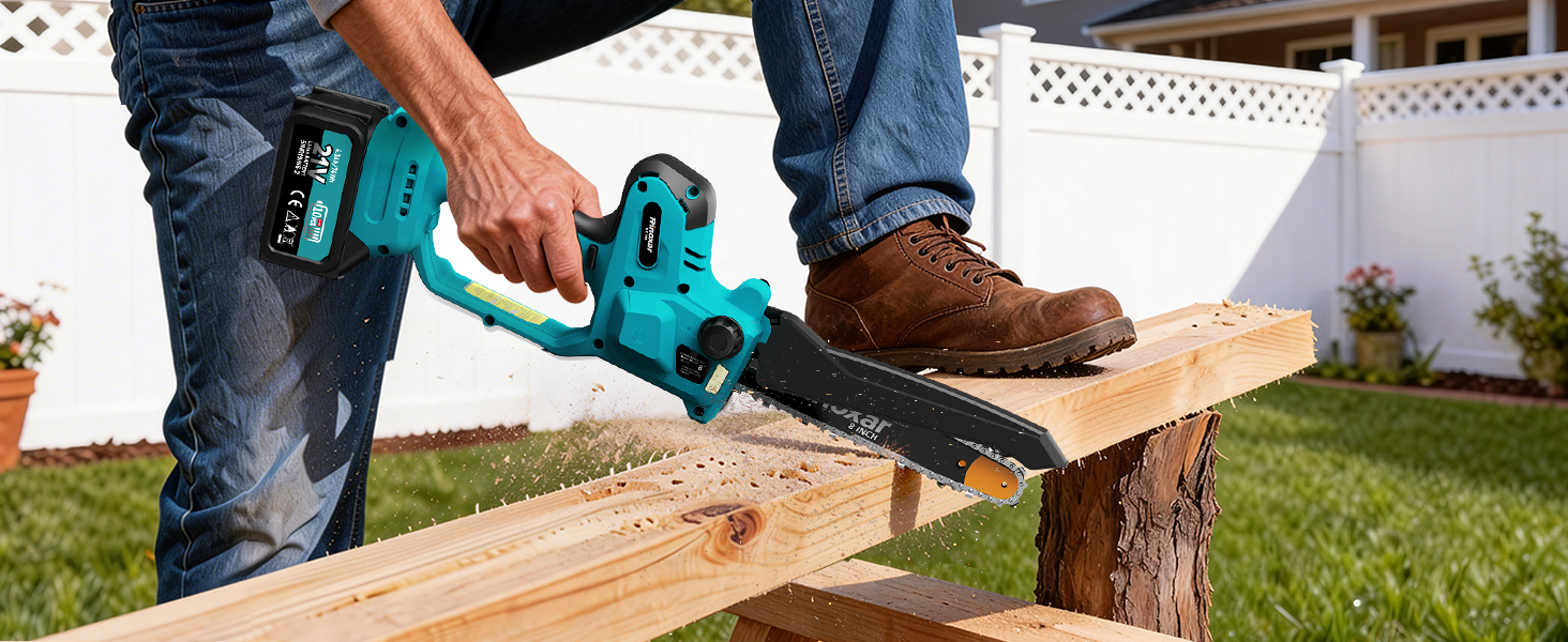 Personne utilisant une perceuse électrique sans fil turquoise sur une planche de bois à l'extérieur. La perceuse est dotée d'un manche bleu sarcelle et noir avec un mécanisme de déclenchement visible et un embout rotatif.