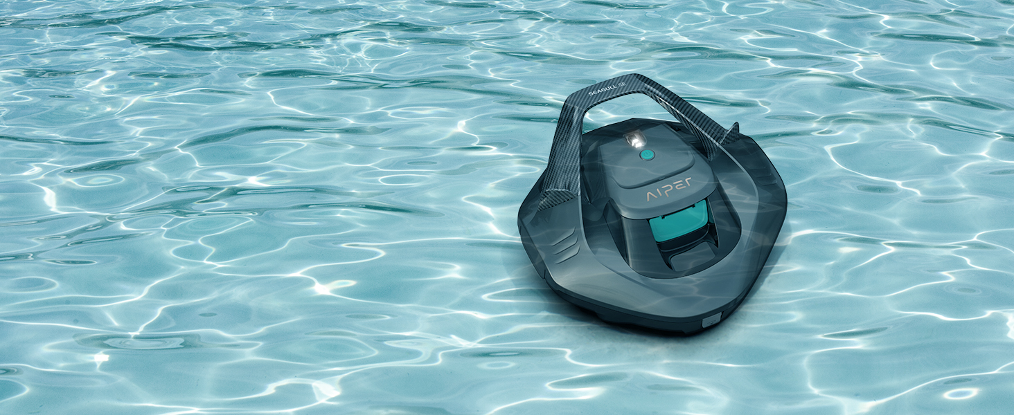 Chapeau ou couvre-chef en tissu bleu sarcelle foncé ou bleu marine flottant dans l'eau claire de la piscine, démontrant des propriétés de résistance à l'eau ou d'imperméabilité.