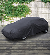 une voiture recouverte d'une housse noire