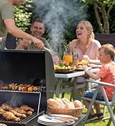 Scène de jardin extérieur montrant une famille utilisant un gril/barbecue en métal noir pour cuisiner des aliments. Les adultes et les enfants se sont réunis autour d'un grill actif avec du pain et des boissons sur la table, dans un jardin arboré.