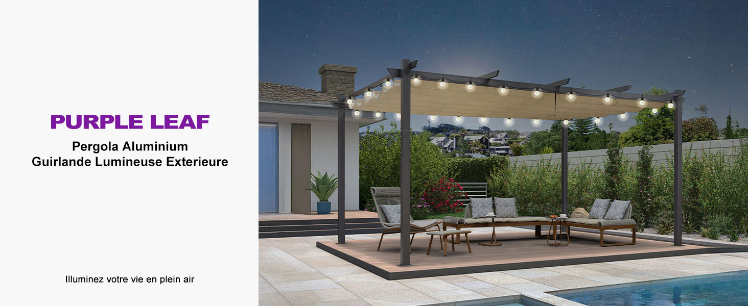 Pergola extérieure en aluminium avec guirlandes lumineuses au-dessus d'un patio à côté d'une piscine. Dispose d'un design moderne avec des poteaux élégants et une structure de toit plat.