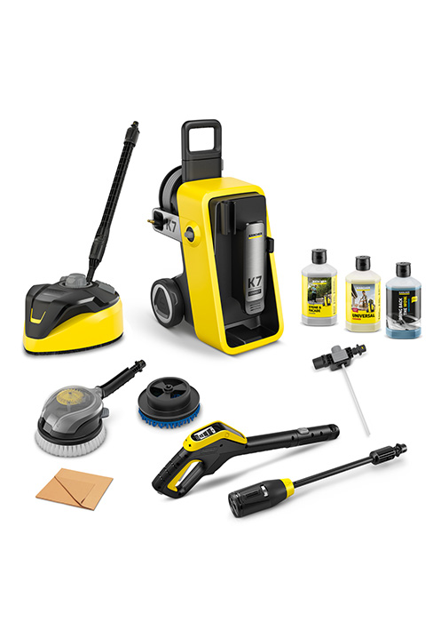 Présentation des accessoires de nettoyage karaca-alisveris, notamment des accessoires de nettoyeur haute pression jaunes et noirs, des brosses, des solutions de nettoyage et des outils de nettoyage de surfaces disposés horizontalement.